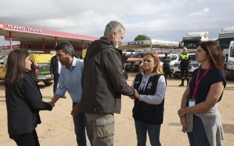 Reyes de España llegan a la zona cero del temporal que asoló Valencia