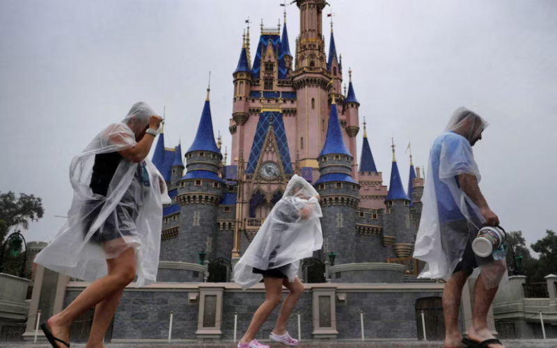 Disney World reabre sus parques temáticos de Florida, tras el paso del huracán Milton