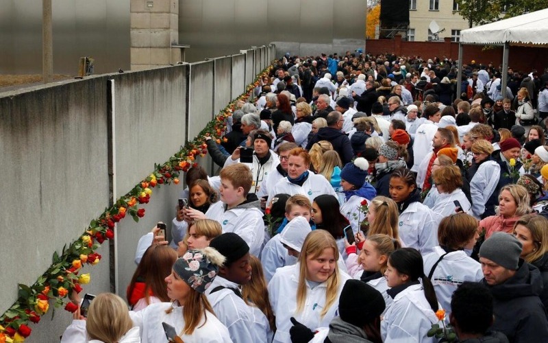Más de 500.000 personas participan en fiestas por 35 años de la caída del muro de Berlín