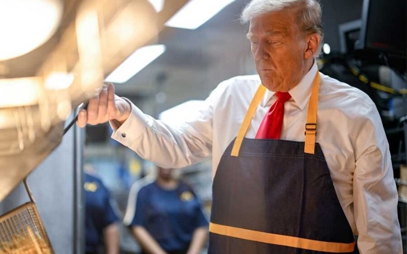 Donald Trump hizo campaña cocinando papas fritas en un McDonald's en el estado de Pensilvania