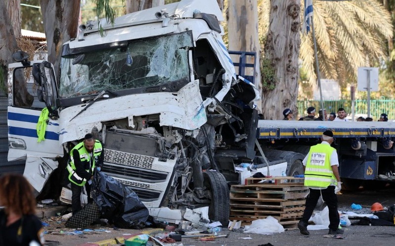 Un fallecido y 30 heridos al embestir un camión contra parada de autobús al norte de Tel Aviv