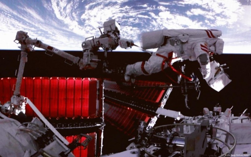 Astronautas chinos realizan el paseo espacial de mayor duración registrado por el país