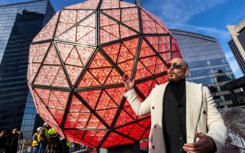 Pitbull instala último cristal de la icónica bola que cada Fin de Año cae en Times Square