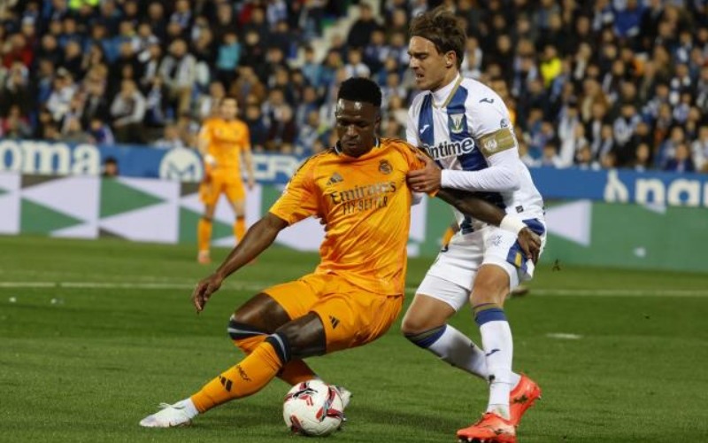 Vinícius sufre una lesión muscular y será baja ante el Liverpool