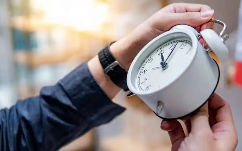 Unión Europea retrasó una hora el reloj por el horario de invierno