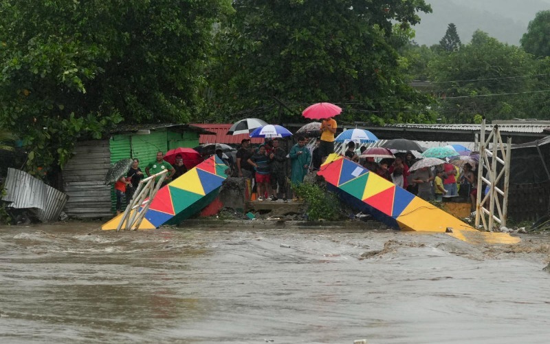 Tormenta tropical Sara se acerca a Belice dejando daños e intensas lluvias en Honduras