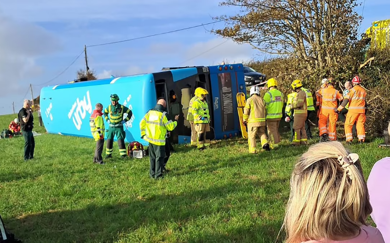 Cuatro niños hospitalizados tras volcar un autobús escolar en Irlanda del Norte