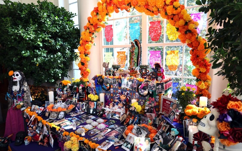 Altar del Día de Muertos en la Casa Blanca honra a difuntos de empleados y visitantes