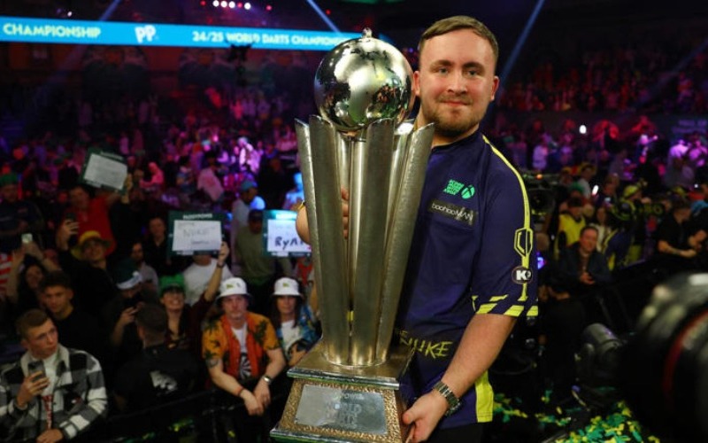El inglés Luke Littler se convierte en el campeón mundial de dardos más joven