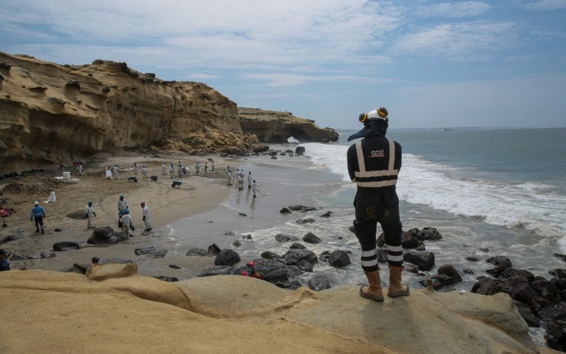 Perú declaró emergencia ambiental por derrame de petróleo en el mar