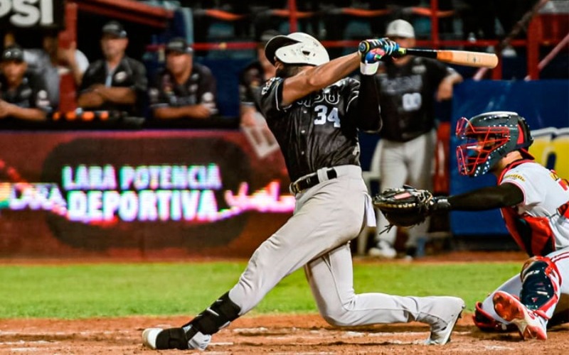 Caribes y Cardenales dividieron honores en la doble cartelera dominical