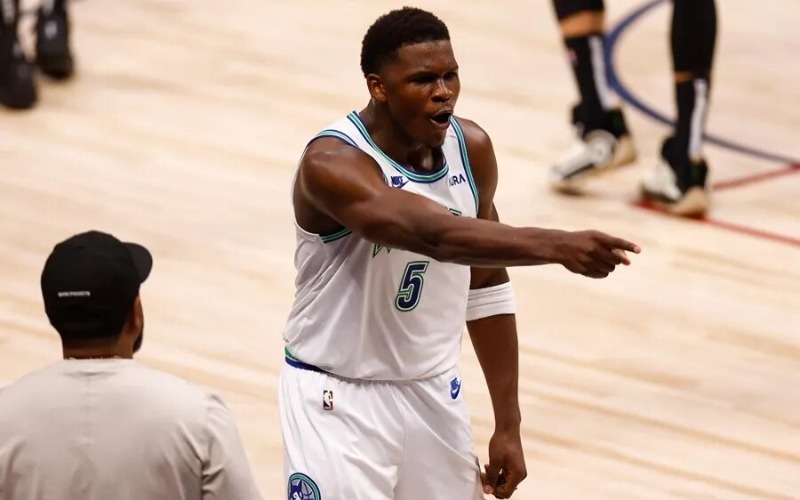 NBA multa con 35.000 dólares a Anthony Edwards por hacer un mal gesto en la pista