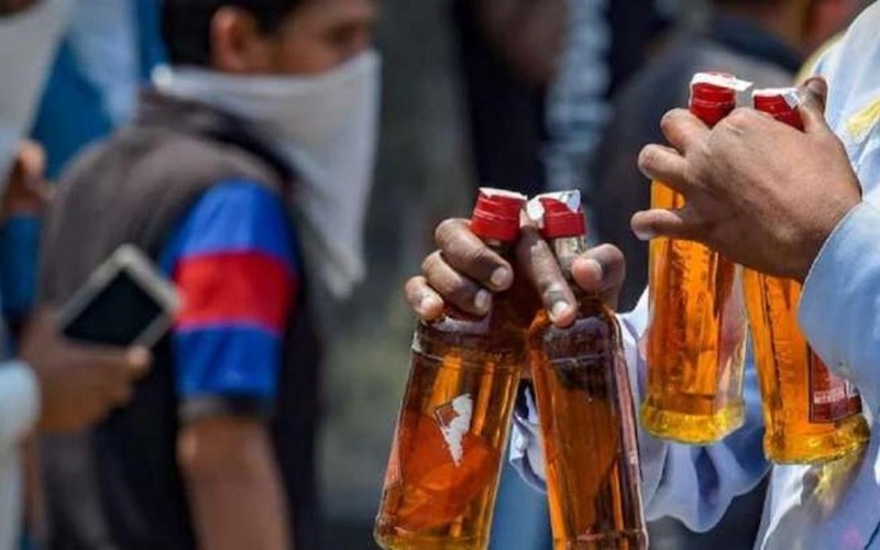 Mueren 25 personas por consumo de alcohol adulterado en la India