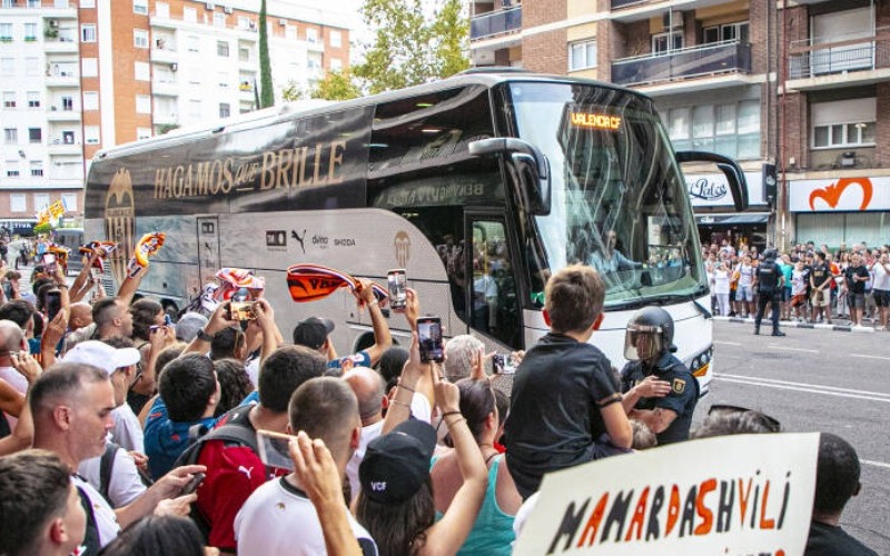 El Valencia pondrá autobuses ante el Betis para los abonados afectados por la dana
