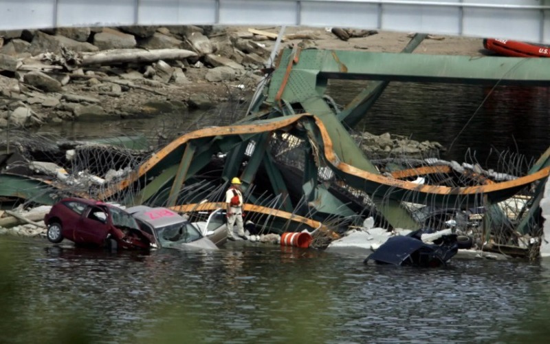 Colapsa un puente en obras y deja tres muertos y cuatro heridos en Estados Unidos
