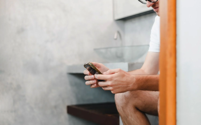 Riesgos para la salud de llevarse el celular al baño