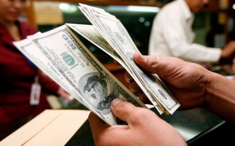 Gobierno y gremios en Paraguay acuerdan rebajar precios ante el impacto del alza del dólar
