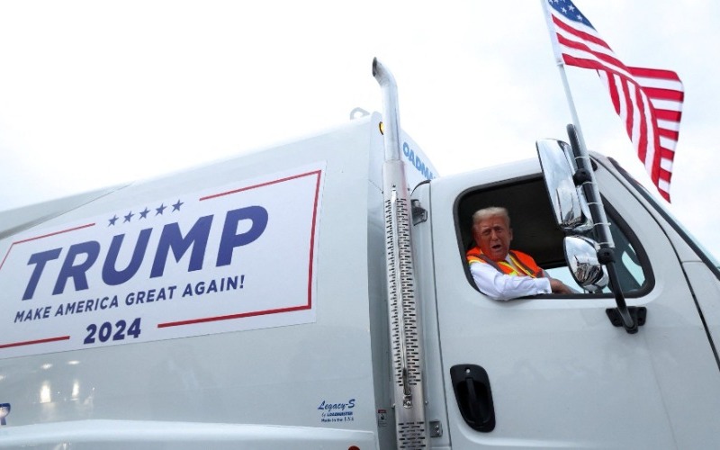 Donald Trump llega a un mitin en un camión de basura tras la crítica de Joe Biden