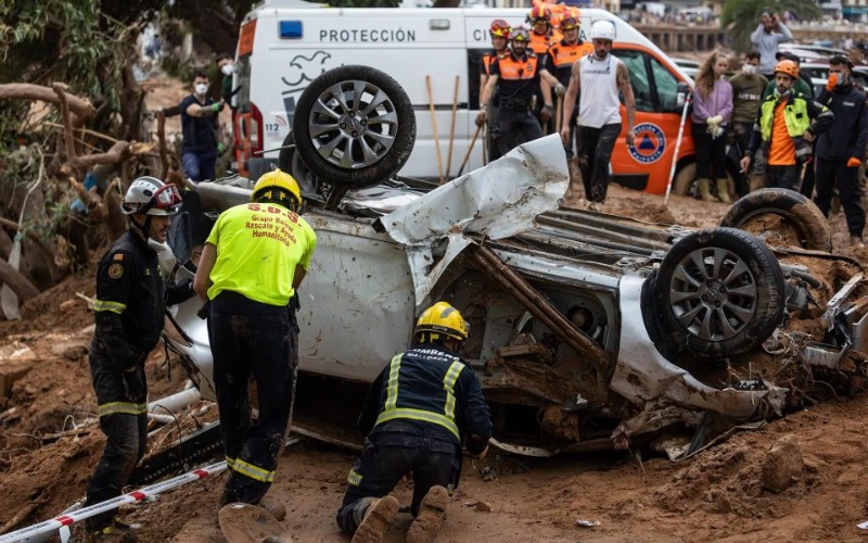 Suben a 36 los fallecidos al caer un autobús por un barranco en la India