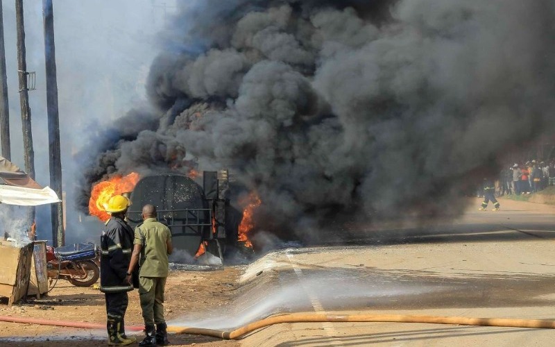 Al menos 11 muertos por la explosión de un camión que transportaba gasolina en Uganda