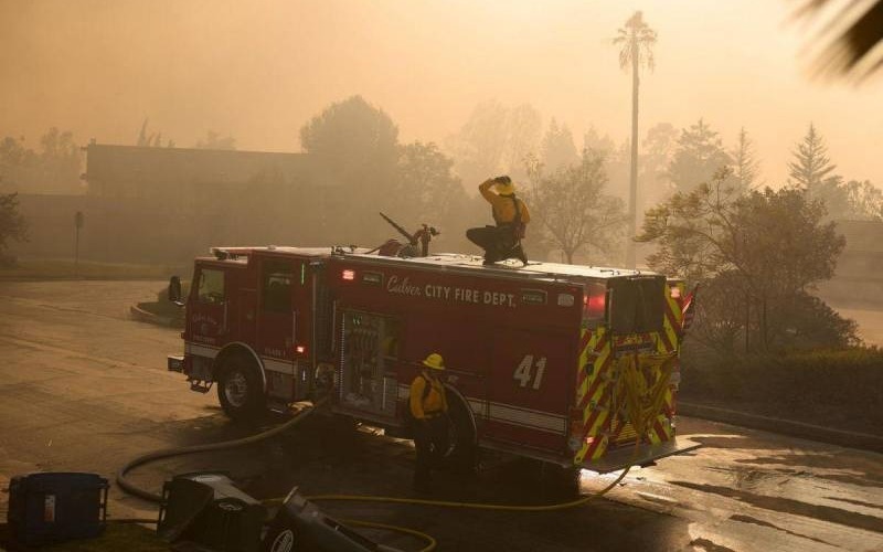 Incendio sin control obliga al desalojo de más de 10.000 de personas en California