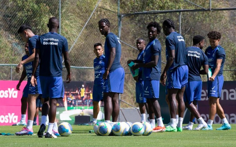 Ecuador entrena a puerta cerrada para planear su cara a cara ante Colombia en Barranquilla