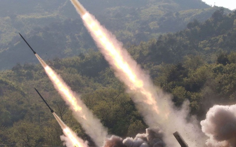 Corea del Norte lanza un misil balístico de largo alcance hacia el mar de Japón