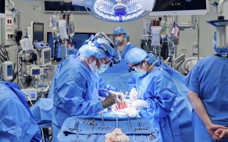 Operan en Italia a hombre con el intestino desprendido en un glúteo y la pierna
