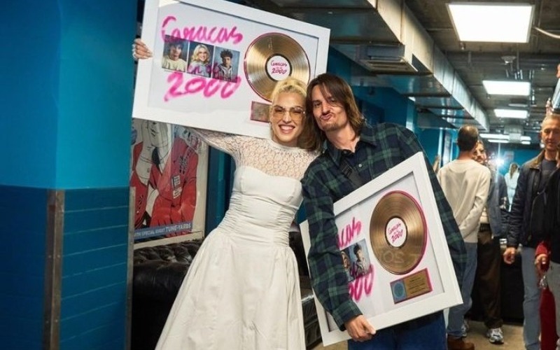 Elena Rose y Danny Ocean reciben Disco de Oro por “Caracas en el 2000”
