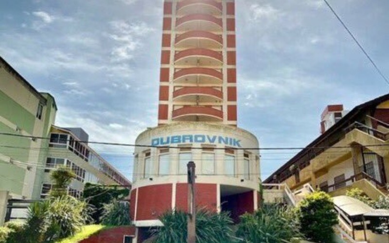 Una persona falleció cuando un edificio de 10 pisos de desplomó en Argentina