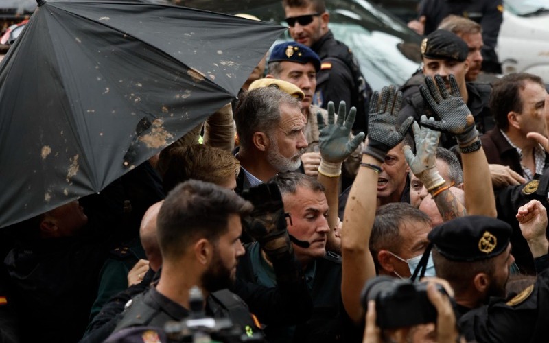 Agreden al Rey Felipe y al Presidente de España Pedro Sánchez en ciudades afectadas por temporal