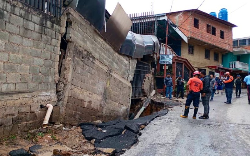 Avería de tubo matriz en La Guairita afectó galpón y dos viviendas