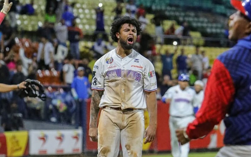 Tiburones vino de atrás para dejar en el terreno a Magallanes