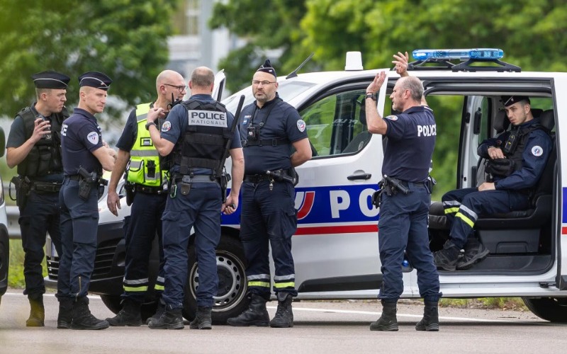 Detenidas 420 personas y 984 autos incendiados en altercados en Nochevieja en Francia