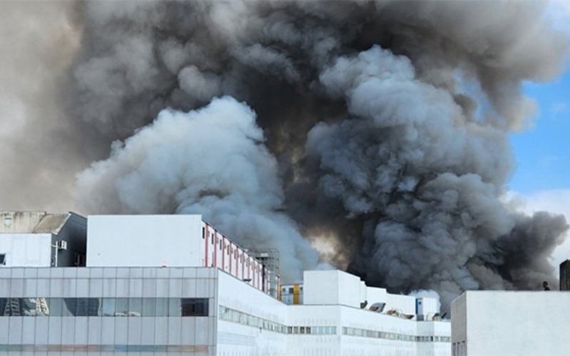Incendio en edificio comercial desata una humareda en Brasil