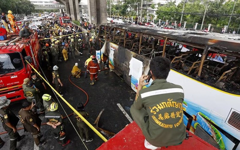 Identifican a 23 fallecidos en el incendio de un autobús en Tailandia