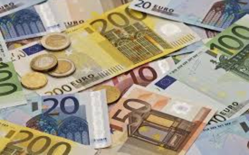 El euro cae hasta los $1,05