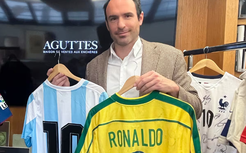 Subastan camiseta de Ronaldo de final del mundial 1998 y un mechón de cabello de Maradona