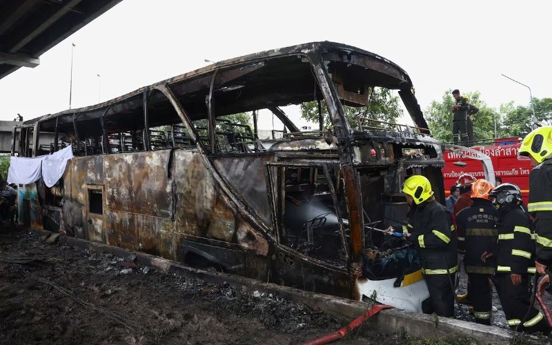 Tailandia recupera los cadáveres de una veintena de escolares tras arder su autobús