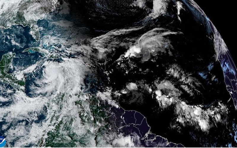 Jamaica y las Islas Caimán se preparan para el paso de la tormenta tropical Rafael