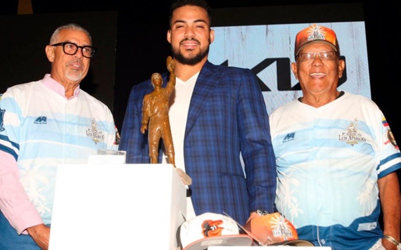 Anthony Santander recibe premio Luis Aparicio de la temporada 2024