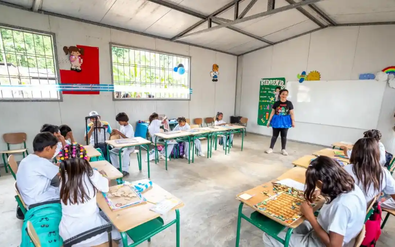 Modifican los horarios de clases en Ecuador por apagones de catorce horas diarias