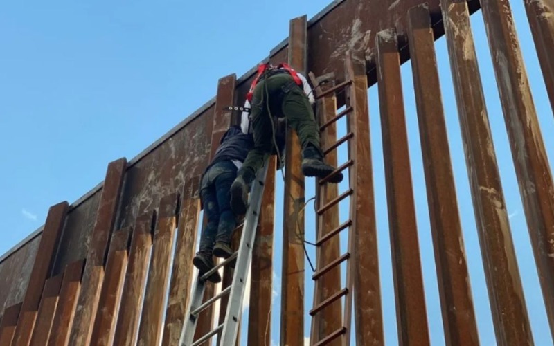 Colombiano fallece al caer del muro fronterizo en California por evitar su detención