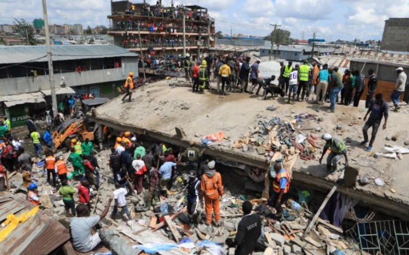 Rescatan a dos personas tras derrumbarse un edificio de ocho plantas en Nairobi