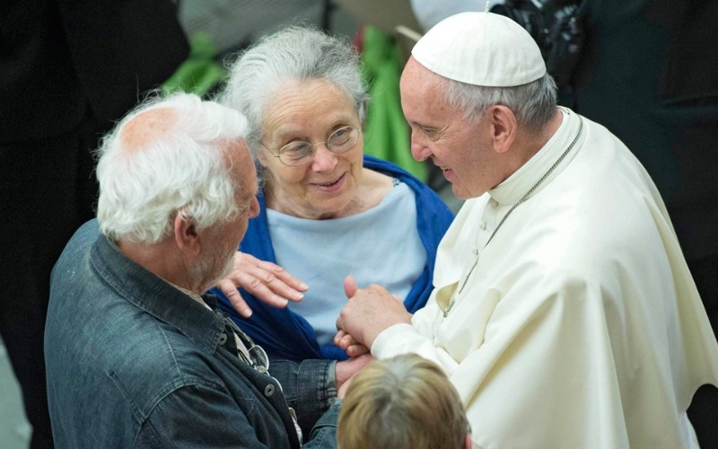 Papa Francisco pide que no se dejen solos a los ancianos en las fiestas navideñas