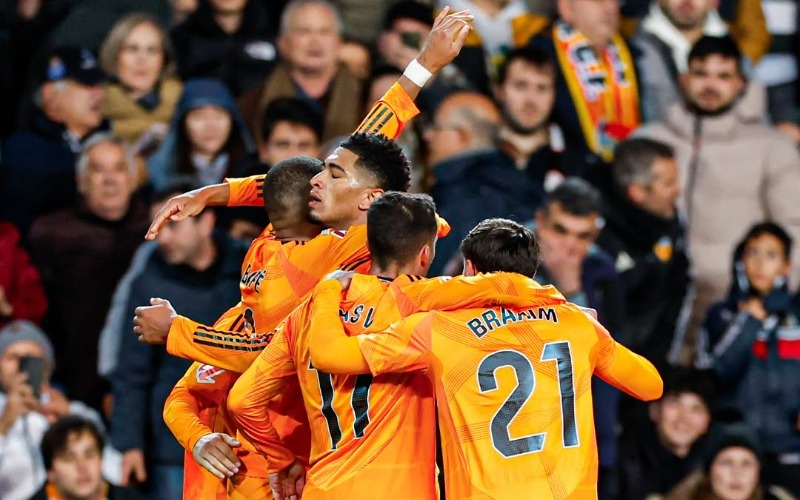 Real Madrid gana al Valencia y es líder de LaLiga