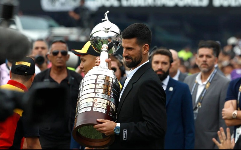 Tenista Novak Djokovic presenta trofeo en la final de la Copa Libertadores en Buenos Aires