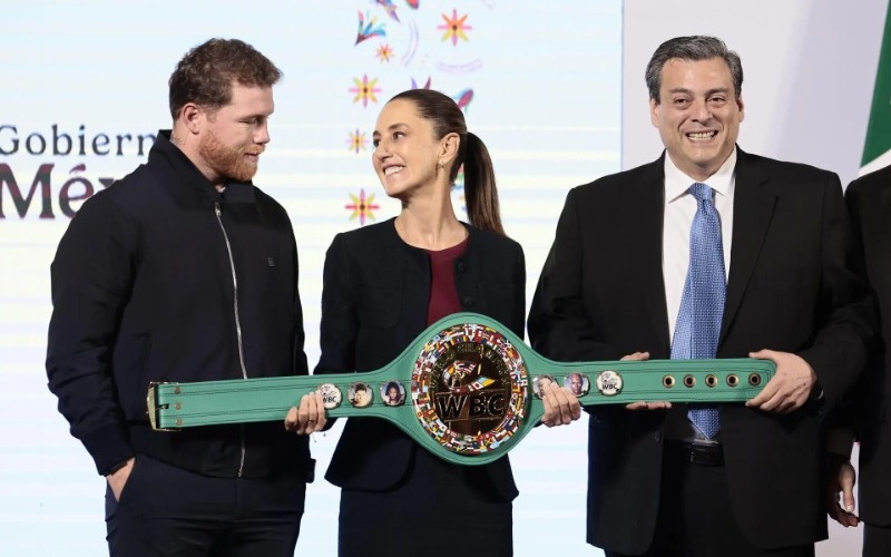 Boxeador Saúl ‘Canelo’ Álvarez entrega “guantes blancos de la paz” a la presidenta Claudia Sheinbaum