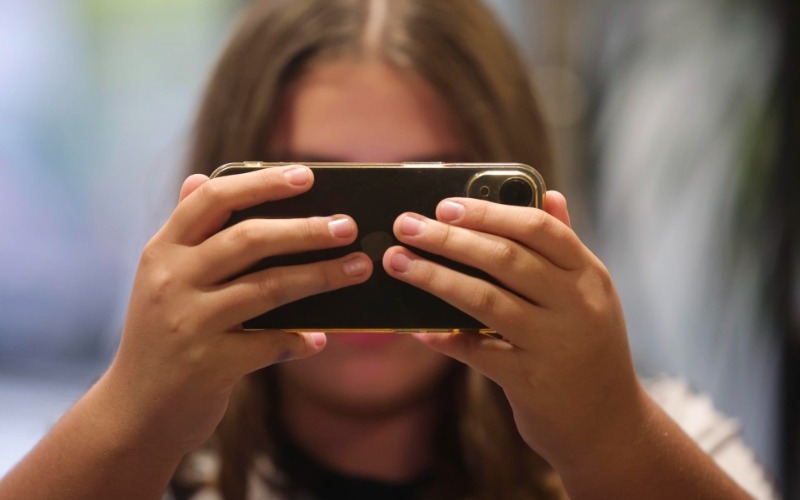 Aprueban en Brasil el primer proyecto que prohíbe uso de celulares en escuelas