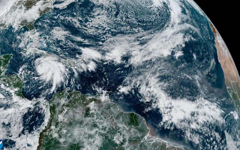 Tormenta Rafael se convierte en huracán en su ruta a las Islas Caimán y Cuba